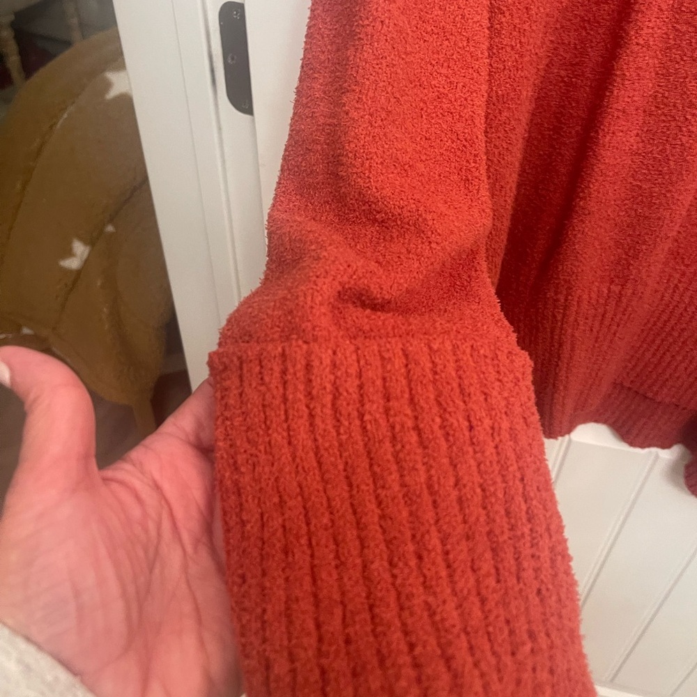 COZY WARM SWEATER. Rust color. Cuffed!! Size L!! LIKE NEW!!! - Picture 6 of 7